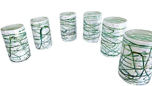 VASOS VIDRIO SOPLADO|SET 6 PIEZAS|ARTESANALMENTE MEXICANOS|PINTAS BLANCAS CON TELARAÑA COLOR VERDE JADE